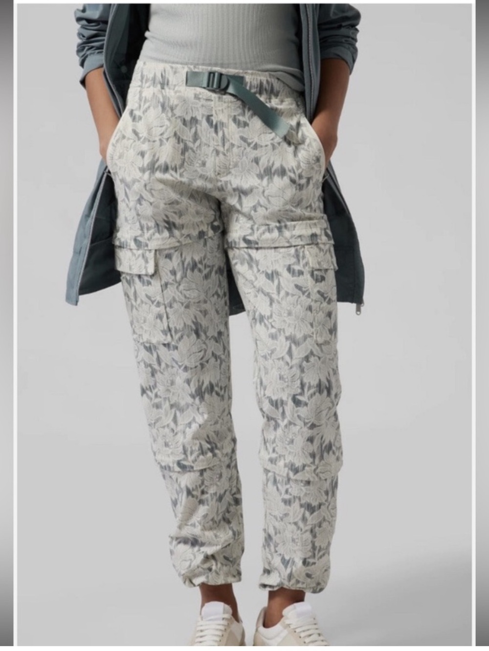 Athleta Trekkie Convertible Cargo Hiking Pants in Magnolia Bloom - Size 6